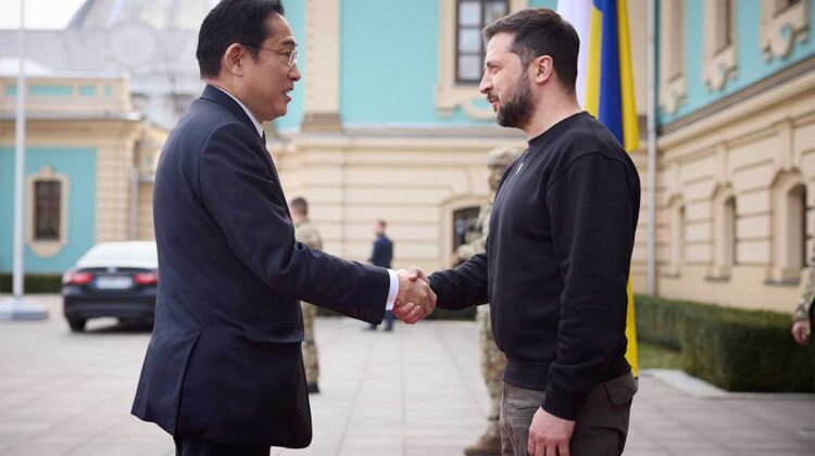 Japanese leader Kishida meets with Ukrainian leader Zelensky to give support